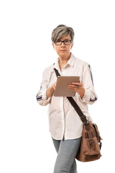 Kvinna Med Glasögon Och Portfölj Som Håller Tablett — Stockfoto