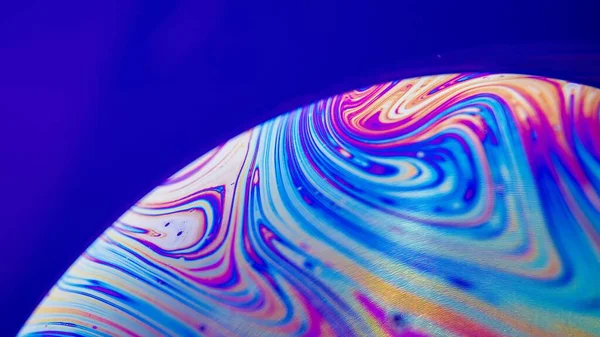 Een Close Van Een Kleurrijk Object Met Belletjes Een Violette — Stockfoto