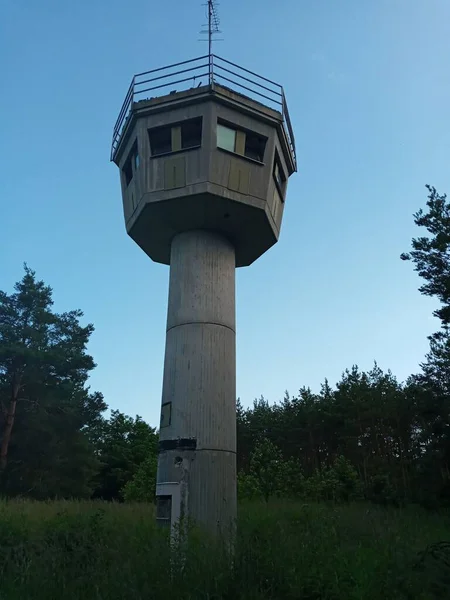 Vertikální Záběr Pohraniční Strážní Věže Travnatých Polích Pod Modrou Oblohou — Stock fotografie