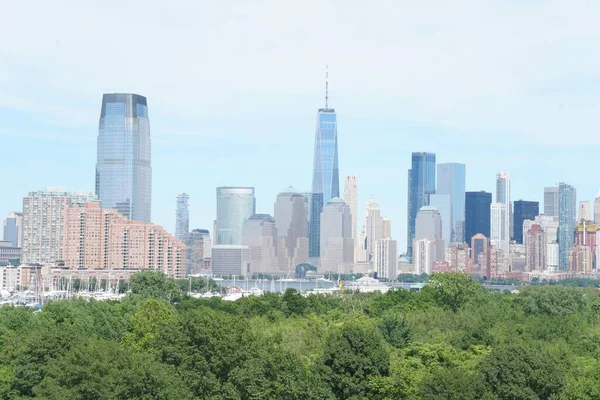 Die Skyline Der New Yorker Wolkenkratzer Gegen Den Blauen Himmel — Stockfoto
