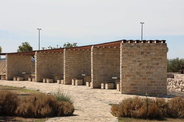 クロアチアの高速道路駐車場に休む場所のあるレンガ造りの壁の建設 — ストック写真