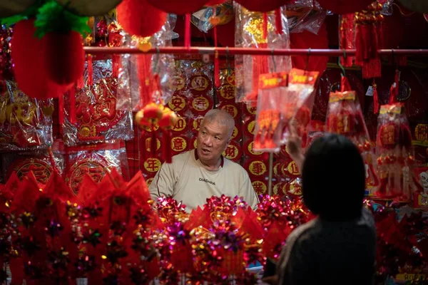Homem Loja Vendendo Decorações Para Ano Novo Chinês Coelho 2023 — Fotografia de Stock