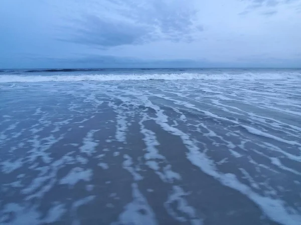 Piękne Ujęcie Piankowych Fal Pokrywających Piaszczystą Plażę — Zdjęcie stockowe