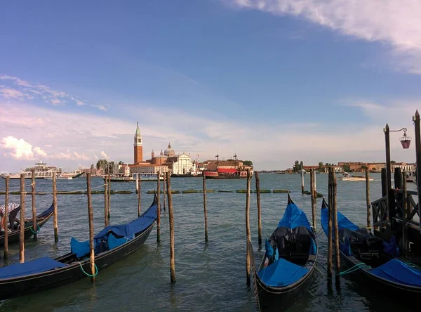 Beau Cliché Gondoles Amarrées Aux Quais Sur Fond Venise Italie — Photo