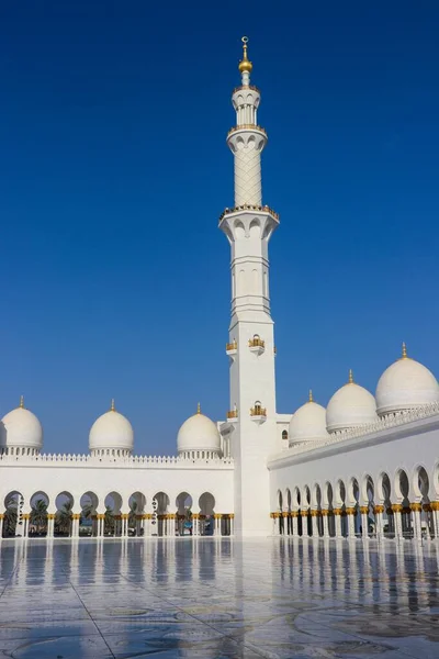 Вертикальный Снимок Прекрасного Вида Мечеть Шейха Зайда Золотыми Узорами — стоковое фото