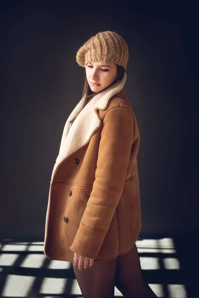 Vertikální Záběr Krásné Bělošky Pózující Stylovém Zimním Oblečení — Stock fotografie
