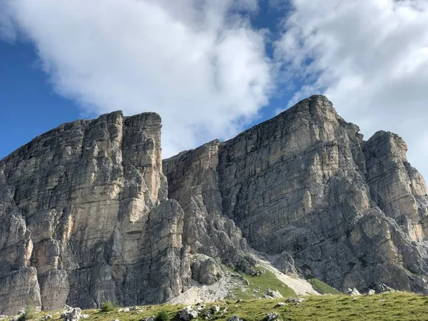 Ein Schöner Blick Auf Felsige Berge Einem Sonnigen Tag — Stockfoto