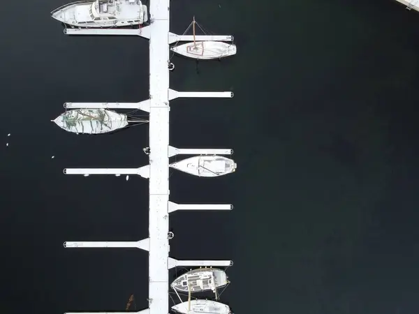 Uma Antena Superior Barcos Brancos Água Cinza — Fotografia de Stock