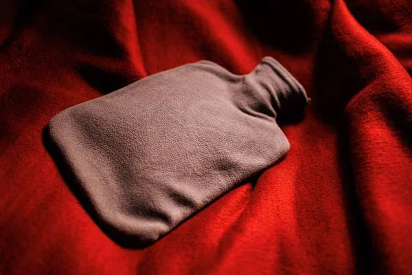 Detailní Záběr Oblečení Pro Studené Zimní Časy Červeném Pozadí — Stock fotografie