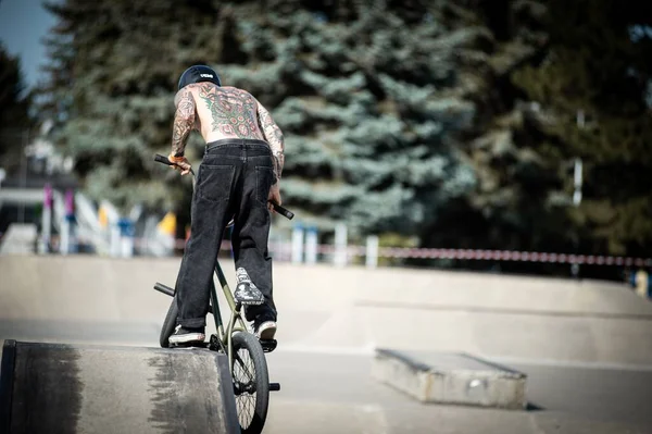 Молодий Чоловік Велосипеді Під Час Гонки Bmx Парку Скайт Косісі — стокове фото