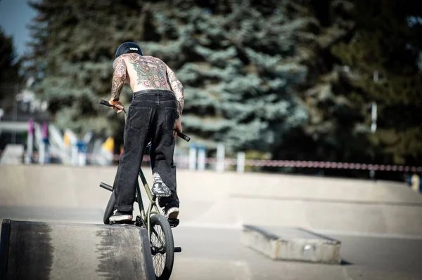 Mladý Muž Kole Při Závodě Bmx Skate Parku Košicích — Stock fotografie