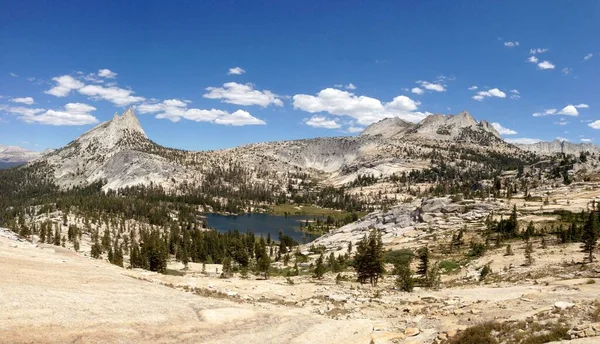 Park Narodowy Yosemite Zachmurzonym Niebieskim Niebem Tle Kalifornia Stany Zjednoczone — Zdjęcie stockowe