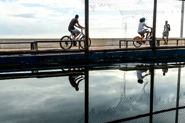 Ciclistas Que Passam Pela Beira Praia Rio Vermelho Cidade Salvador — Fotografia de Stock