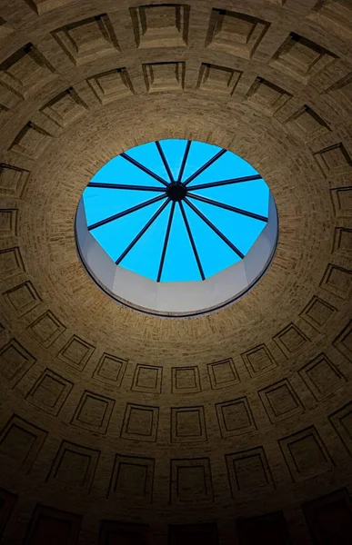 Münih 'teki Glyptothek binasının güzel alçak açısı arka plan kullanımı için mükemmel.