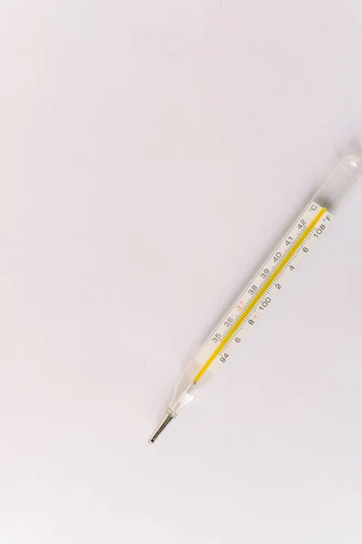 Termômetro Isolado Branco Diagnóstico Febre Conceito Saúde — Fotografia de Stock