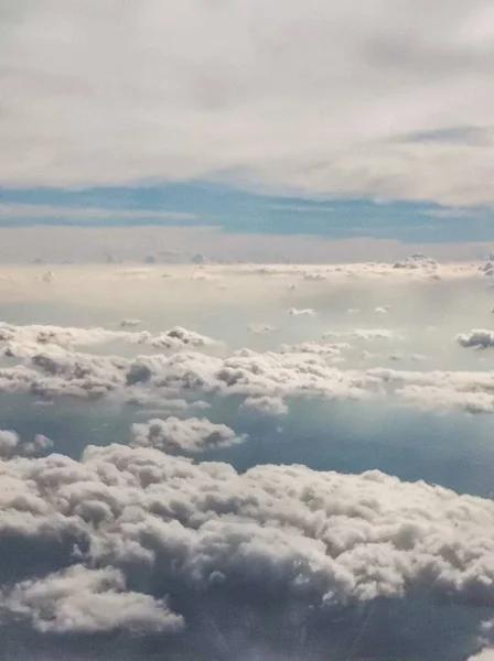 Nuvens Avião Num Dia Ensolarado — Fotografia de Stock