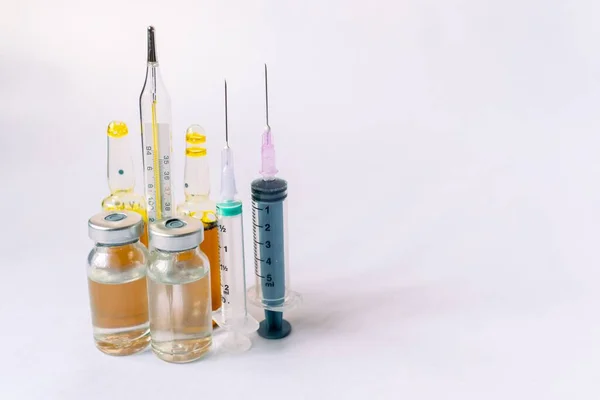 Różny Sprzęt Medyczny Termometr Ampułki Pipeta Leki Tabletki Kapsułki Spray — Zdjęcie stockowe