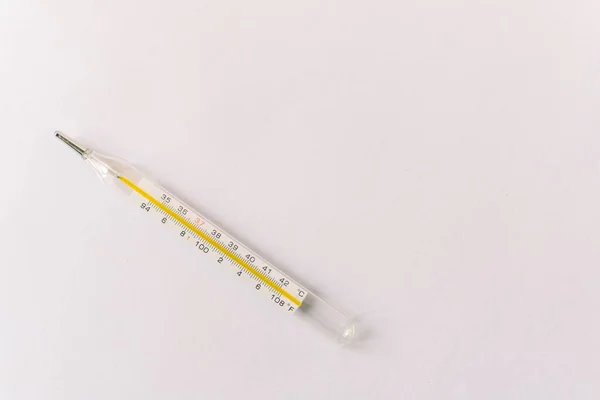 Termometr Wyizolowany Biało Koncepcja Diagnostyki Gorączki Opieki Zdrowotnej — Zdjęcie stockowe