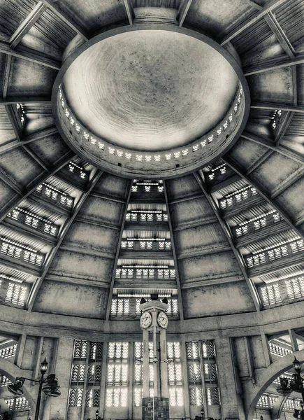 Vertical Grayscale Interior Building Circular Ceiling — Stock Photo, Image