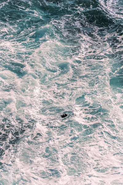 Manzaralı Bir Denizin Köpüklü Dalgalarında Yüzen Bir Sandalın Dikey Havası — Stok fotoğraf