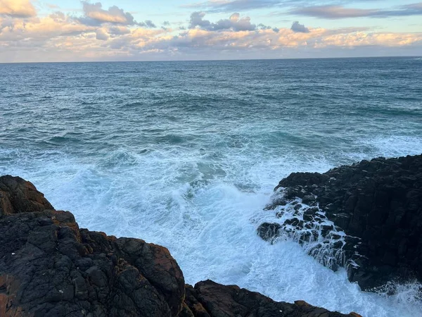 Gün Batımında Kıyıları Yıkayan Kayalıkların Dalgalı Denizin Yakın Çekimi — Stok fotoğraf
