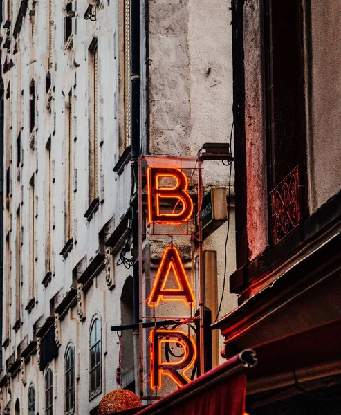 Ett Vertikalt Skott Röd Neon Bar Skylt — Stockfoto