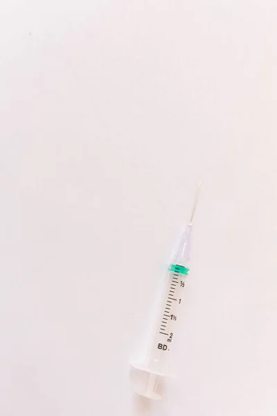 Fecskendő Fehér Asztalon Kórházi Injekcióhoz Előkészítve — Stock Fotó