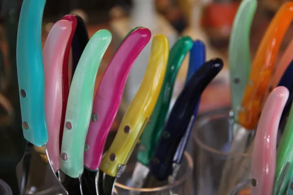 Цветной Нож Ручки Прозрачных Чашах — стоковое фото
