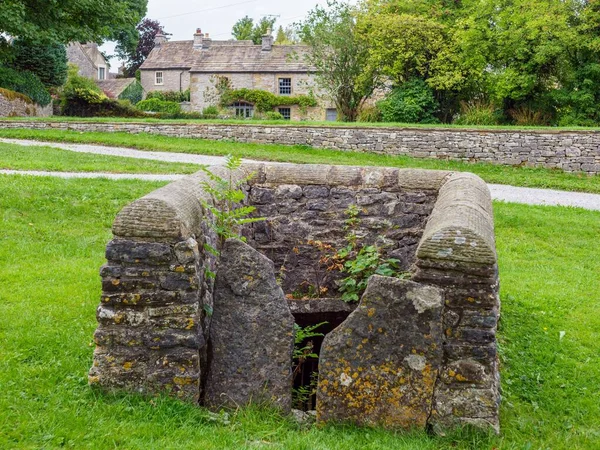 Zbliżenie Ujęcia Starej Kamiennej Wody Będzie Miejscowości Derbyshire Zjednoczone Królestwo — Zdjęcie stockowe