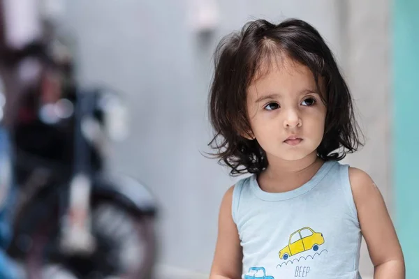 Une Jolie Petite Fille Indienne Portant Shirt — Photo