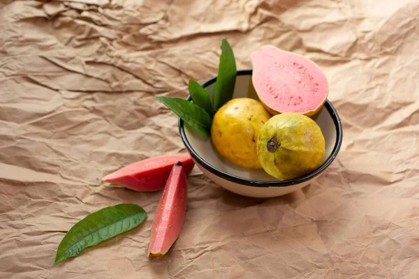 Primer Plano Sabrosa Fruta Guayaba Tazón Sobre Papel Marrón —  Fotos de Stock
