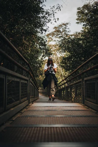 Девушка Идущая Через Джунгли Камерой — стоковое фото