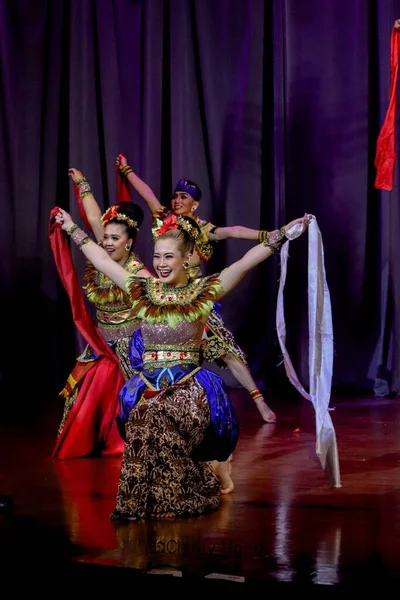 アジア大学スポーツ競技中のインドネシアの伝統舞踊の垂直ショット — ストック写真