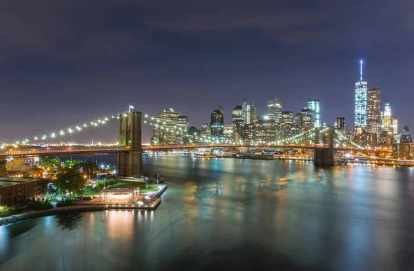 Живописный Снимок Города Нью Йорка Бруклинского Моста Ночью Яркими Красивыми — стоковое фото