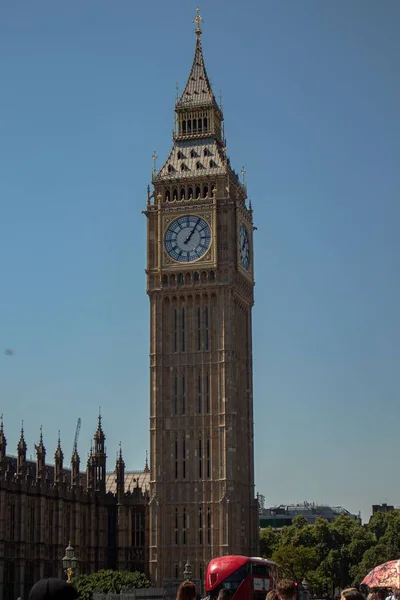 Pionowe Ujęcie Big Bena Bezchmurny Dzień Londynie — Zdjęcie stockowe