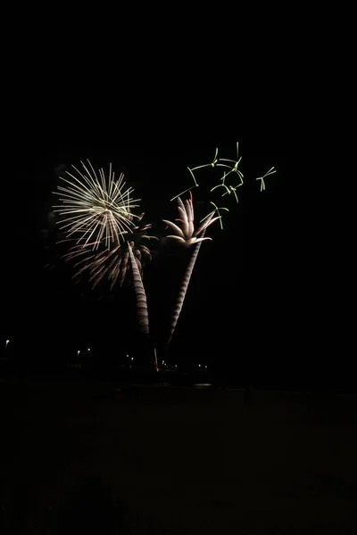 ニューポートビーチ桟橋から花火が打ち上げられ ボートパレードのお祝いを開始します — ストック写真