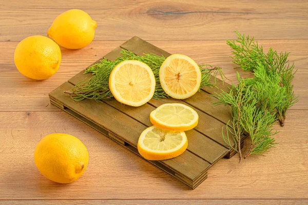 Tahta Masadaki Taze Olgun Limonlar — Stok fotoğraf
