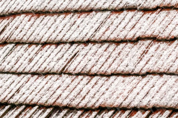 雪に覆われた木の屋根の閉鎖ショット — ストック写真