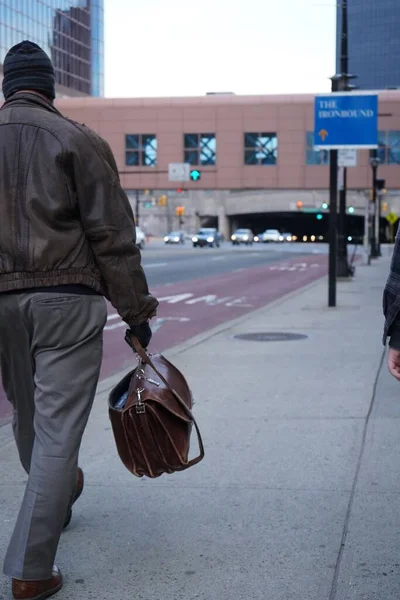 Uomo Che Cammina Lavorare Con Una Borsa Newark City Norvegia — Foto Stock