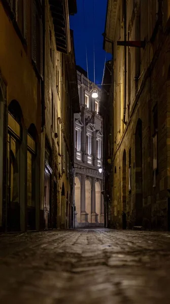 Een Verticaal Schot Van Smalle Straat Van Bovenste Bergamo Stad — Stockfoto