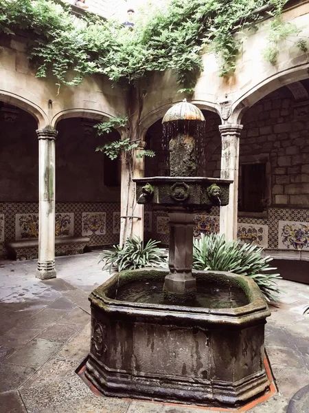 Eine Vertikale Aufnahme Des Steinernen Brunnens Innenhof Der Kirche Barcelona — Stockfoto