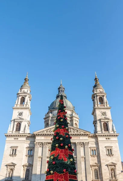 Alacsony Szögű Kép Szent István Bazilikáról Egy Karácsonyfa Előtte Budapesten — Stock Fotó