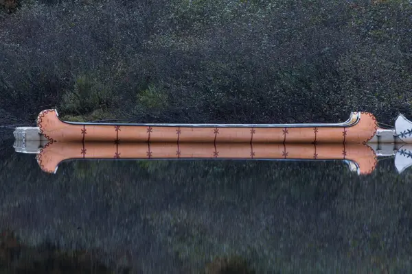 Ένα Μακρύ Ξύλινο Σκάφος Μια Λίμνη Αντανακλάσεις — Φωτογραφία Αρχείου