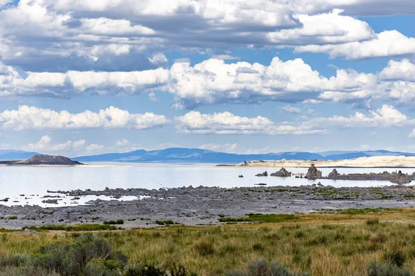 Живописный Вид Небольшие Скальные Образования Озере Моно Голубым Облачным Небом — стоковое фото