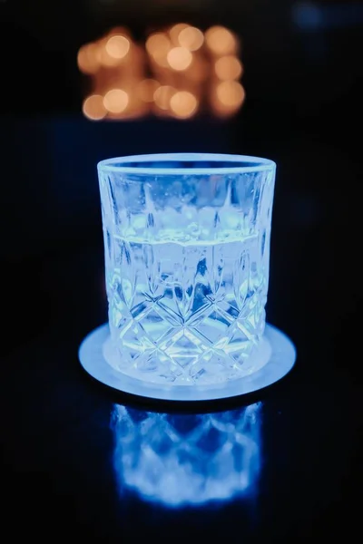 Närbild Ett Whiskyglas Upplyst Blått Ljus Ett Barbord — Stockfoto
