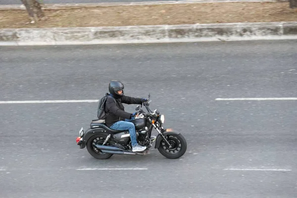 Motocyklista Jeżdżący 125Cc Keeway Motocyklem Ulicach Lizbony — Zdjęcie stockowe