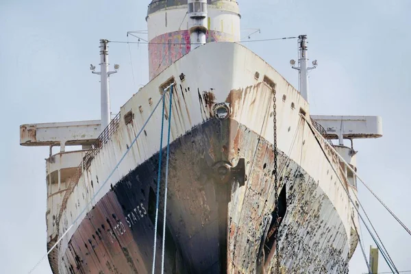 Velká Stará Rezavá Průmyslová Loď Pod Slunečním Svitem Modrou Oblohou — Stock fotografie
