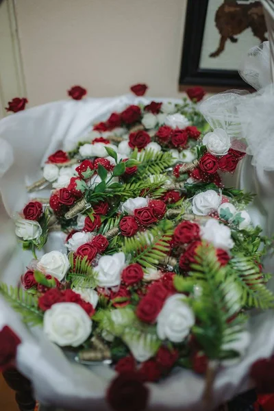 Detailní Záběr Bílých Červených Růží Svatební Den — Stock fotografie