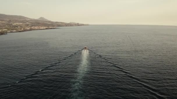 Tenerife Nin Kasvetli Kıyı Şeridinde Denizde Yüzen Bir Teknenin Havadan — Stok video