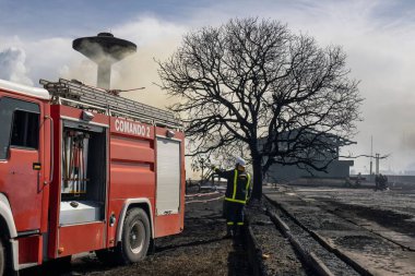 İtfaiyeciler Matanzas 'taki süper tanker üssünde büyük çaplı bir yangınla karşı karşıya.